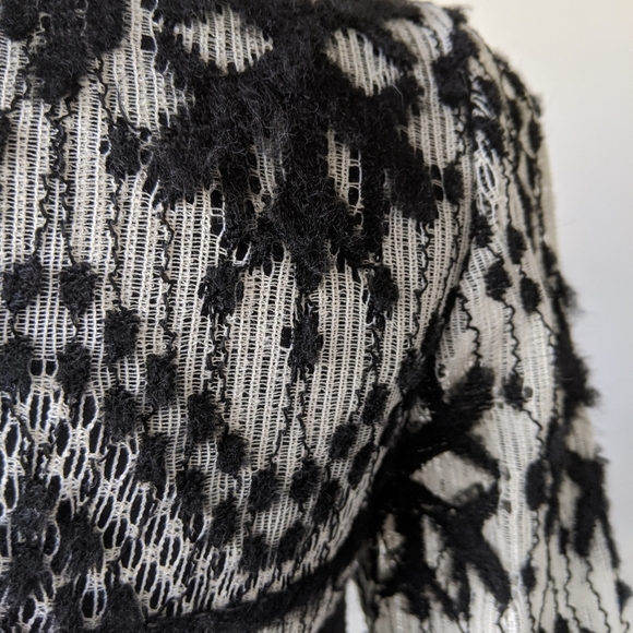 🌼 CARISA RENE Garzata Textured Chenille Lace Cropped Blouse, 6 - Picture 6 of 7